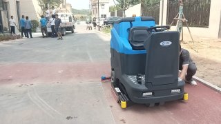 春节过后地面清洁用大型洗地机更合适