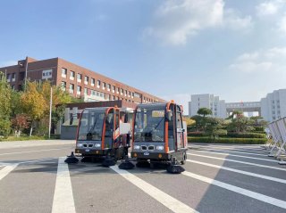 济南大学园区购买两台艾德森AD2200全封闭扫地机来扫落叶